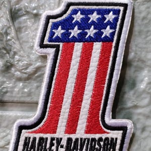 Puede incluir: Juego de tres tazas de cerámica con acabado mate moteado. Las tazas son de color crema, gris claro y gris oscuro. Cada taza tiene un diseño simple y minimalista, ideal para café o té.