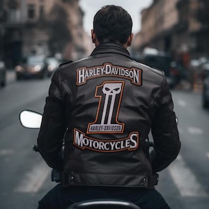 Puede incluir: Chaqueta de moto de cuero negro con parches de Harley-Davidson en la espalda. Los parches incluyen el logotipo de Harley-Davidson, el número 1 y la palabra "Motorcycles". La chaqueta la lleva una persona montada en una moto.