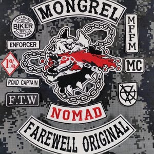 Puede incluir: Un conjunto de parches bordados con diseños temáticos de moteros. Los parches presentan textos como "MONGREL", "NOMAD" y "FAREWELL ORIGINAL". Un parche central representa un perro gruñendo con cadenas y detalles rojos. Otros parches incluyen "ENFORCER" y "ROAD CAPTAIN".