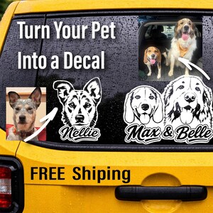Puede incluir: Calcoman&iacute;as de vinilo personalizadas para mascotas aplicadas en la ventana de un veh&iacute;culo amarillo. Las calcoman&iacute;as muestran retratos de perros en arte lineal blanco y negro con los nombres Nellie, Max y Belle. El texto Turn Your Pet Into a Decal es visible.