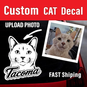 Puede incluir: Una calcoman&iacute;a de gato personalizada con una ilustraci&oacute;n de l&iacute;nea blanca de una cara de gato con el texto Tacoma debajo. Una flecha apunta a una foto cuadrada de un gato de color claro. El texto Custom CAT Decal y UPLOAD PHOTO son visibles.