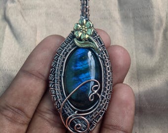 Collar con colgante de labradorita azul brillante, joyería envuelta en alambre de cobre, collar de cristal estilo boho, regalo de piedra preciosa curativa para ella.