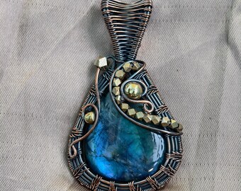 Collar con colgante de labradorita azul brillante, joyería envuelta en alambre de cobre, collar de cristal estilo boho, regalo de piedra preciosa curativa para ella.