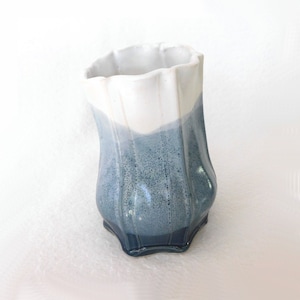 Sculpturale Blauw &Wit Aardewerk Vaas of Gebruiksvoorwerp houder