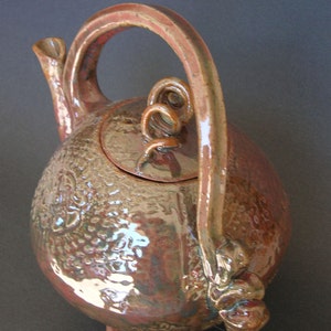 Theepot met gekruld handvat, met de hand gemaakt en met kanttextuur van steengoed