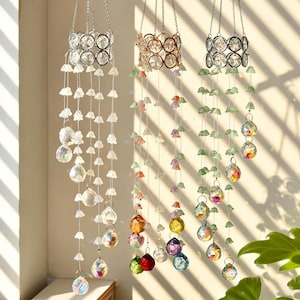 Puede incluir: Un juego de tres tazas de cerámica con un acabado mate moteado. Las tazas son de color crema, gris claro y gris oscuro. Cada taza tiene un diseño simple y minimalista.