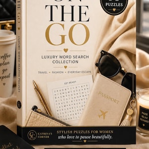 Peut inclure: Un livre couleur crème intitulé On The Go Luxury Word Search Collection avec 55 puzzles. La couverture présente un stylo doré, des lunettes de soleil noires, un porte-passeport et une grille de mots mêlés. Le texte indique Stylish Puzzles.