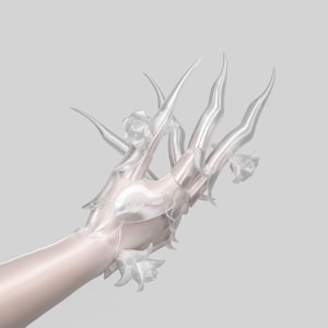 Puede incluir: Accesorio de mano transparente con forma de garra, con puntas largas y afiladas. El accesorio presenta delicados detalles en forma de flor y se lleva en un brazo pálido. El diseño es futurista y elegante, con énfasis en líneas afiladas y un aspecto translúcido.