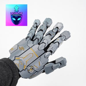 Puede incluir: Una mano robótica gris y dorada con dedos articulados. La mano está hecha de formas geométricas y tiene detalles dorados. El logotipo de Level Up Persona está en la esquina superior izquierda.