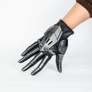 Eleganckie mechaniczne rękawice do cosplayu, protezy dłoni, srebrno-czarne, przegubowe rękawice w stylu anime, ekspozycja akcesoriów do kostiumów premium