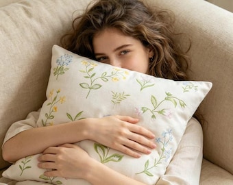 Funda de almohada bordada con flores silvestres, funda de cojín floral estilo cottagecore, cojín decorativo botánico, decoración de granja, funda de almohada estilo campestre
