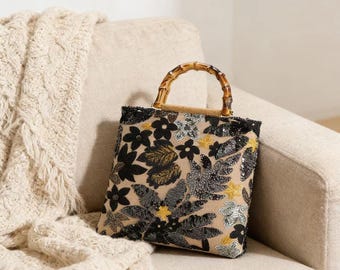 Bolso de mano con asa de bambú / Bolso floral con lentejuelas en un lado / Bolso minimalista de algodón y lino / Bolso de noche vintage / Regalo único hecho a mano para ella