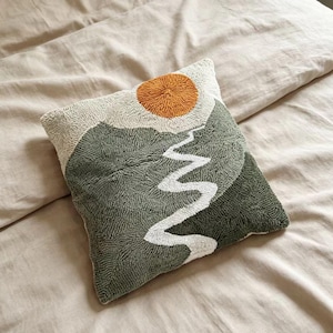 Tuftat bergslandskap örngott, naturinspirerat kuddfodral, sol och kullar prydnadskudde, naturskönt broderat örngott 18x18