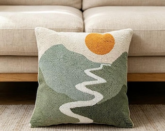 Bündiger Berglandschaft Kissenbezug, Natur inspirierter Kissenbezug, Sonne und Hügel Dekokissen, Malerisch Bestickter Kissenbezug 18x18