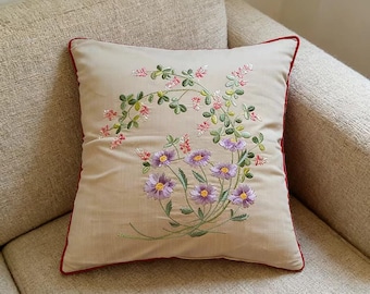 Funda de almohada de margaritas bordada a mano: algodón y lino, diseño floral morado y rosa, decoración rústica francesa, ribete rojo, sin relleno.