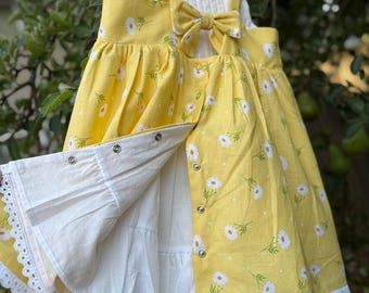 Vestido de bebé floral de caléndula hecho a mano con lazo en la espalda y ribete de encaje – Conjunto plisado para niña pequeña