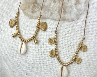 Collar con dije de latón y cauri