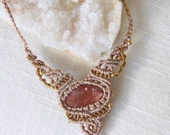 Collar de macramé de piedra solar
