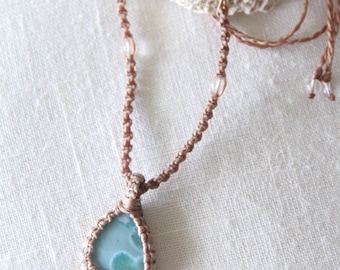 Collar de macramé con larimar