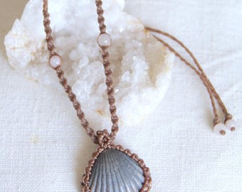 Collar de macramé con concha de vieira