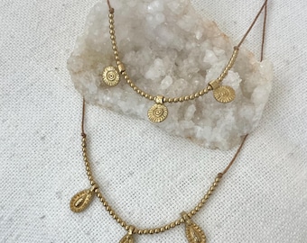 Collar con dije de latón