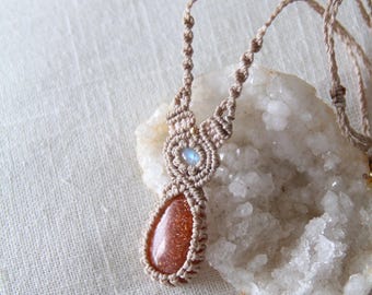 Collar de macramé de piedra solar con piedra lunar