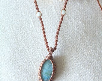 Collar de macramé con larimar