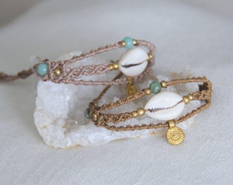 Pulsera de macramé con dijes de cauri