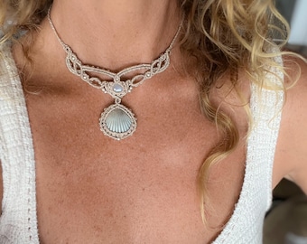 Gargantilla de piedra lunar arcoíris con concha de vieira