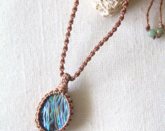 Collar de macramé con abulón