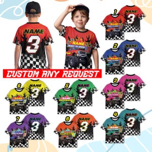 Peut inclure: Collection de t-shirts pour enfants avec des motifs de monster trucks. Chaque t-shirt affiche le num&eacute;ro 3 et le mot "NAME" au dos. Les chemises sont disponibles en plusieurs couleurs, dont le rouge, le bleu, le vert, le rose, le turquoise, le jaune, le violet et l'orange. Le texte "READY TO CRUSH" est &eacute;galement visible.