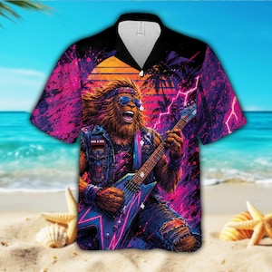 Puede incluir: Camisa de manga corta con un diseño gráfico vibrante de un Bigfoot tocando la guitarra eléctrica sobre un fondo de atardecer neón. El diseño incluye palmeras, rayos y el texto "ROCK & ROLL" en un chaleco vaquero.