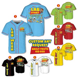Pode incluir: Camisas de beisebol em várias cores, incluindo azul, verde, vermelho, amarelo, branco e preto. Cada camisa apresenta o texto "LAB WEEK" verticalmente e "LAB STORY" com gráficos. Disponíveis em tamanhos adulto e infantil.
