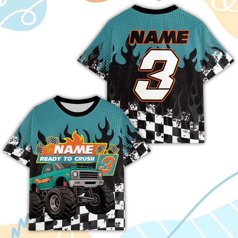 Peut inclure: Deux t-shirts &agrave; manches courtes sur le th&egrave;me de la course automobile. Le t-shirt avant pr&eacute;sente un monster truck turquoise avec le texte "READY TO CRUSH" et le chiffre 3. Le dos du t-shirt porte le chiffre 3 et le mot "NAME". Les chemises ont un motif &agrave; carreaux noir et blanc.