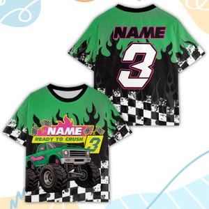 Peut inclure: T-shirt vert et noir &agrave; manches courtes avec un motif de monster truck. Le t-shirt pr&eacute;sente le texte "NAME" et le chiffre "3" en rose et blanc. Des flammes et un motif de drapeau &agrave; damier sont &eacute;galement pr&eacute;sents.