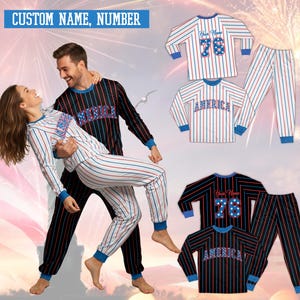 Könnte beinhalten: Pyjama-Sets mit rot-weiß-blauen Streifen. Ein Set hat das Wort "AMERICA" und ein anderes die Zahl "76". Der Text "CUSTOM NAME, NUMBER" steht oben. Das Bild zeigt ein Paar, das die Pyjamas trägt.