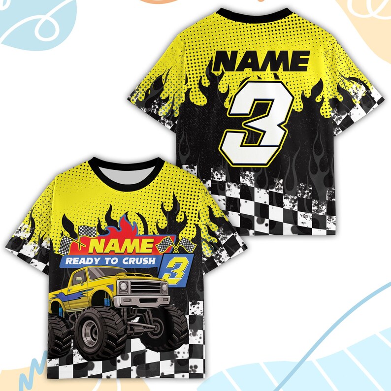Peut inclure: T-shirt graphique jaune et noir avec un motif de monster truck. Le t-shirt comprend le chiffre 3, des flammes et le texte "NAME READY TO CRUSH". Le dos du t-shirt affiche &eacute;galement le chiffre 3 et le mot "NAME".