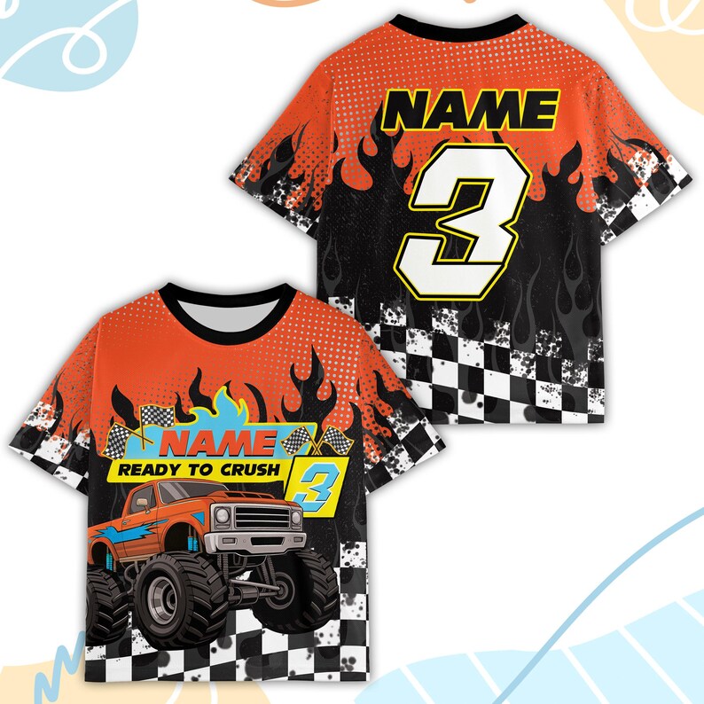 Peut inclure: T-shirt graphique orange et noir avec un motif de monster truck, le texte "READY TO CRUSH" et le num&eacute;ro 3. Le dos affiche un nom et le num&eacute;ro 3. Le t-shirt pr&eacute;sente un motif de drapeau &agrave; damier.