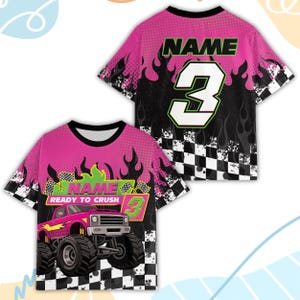 Peut inclure: T-shirt rose et noir &agrave; manches courtes avec un motif de monster truck. Le t-shirt pr&eacute;sente le texte "NAME" et le num&eacute;ro "3" en vert et blanc. Des flammes et un motif de drapeau &agrave; damier sont &eacute;galement pr&eacute;sents.