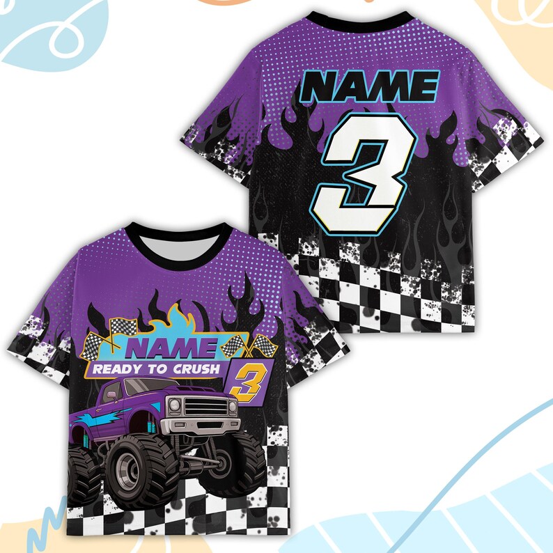 Peut inclure: T-shirt &agrave; manches courtes violet et noir avec un motif de monster truck. Le t-shirt pr&eacute;sente le texte "NAME" et "READY TO CRUSH" avec le chiffre 3. Des flammes et un motif de drapeau &agrave; damier sont &eacute;galement pr&eacute;sents.