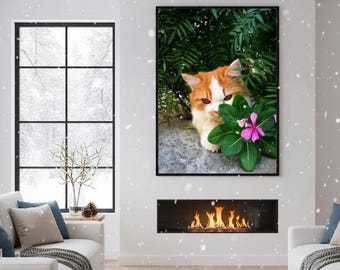 Impresión digital con un vibrante retrato de gato jengibre / Flores rosas y hojas verdes / Arte mural moderno de naturaleza