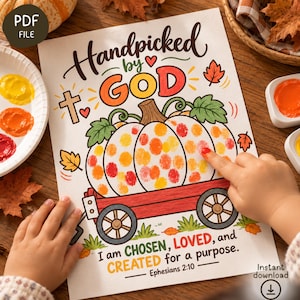 Pode incluir: Uma folha de atividades imprimível com uma abóbora num carrinho vermelho com o texto Handpicked by GOD e I am CHOSEN, LOVED, and CREATED for a purpose. Ephesians 2:10. A abóbora está decorada com impressões digitais coloridas laranja, amarelas e vermelhas.