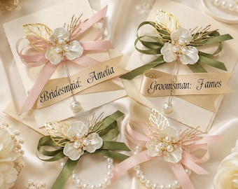 Personalisierte Brautjungfer Corsage und Groomsmen Boutonniere, Benutzerdefinierte Name Hochzeit Pin, Perlen Handgelenk Corsage, Hochzeit Party Zubehör
