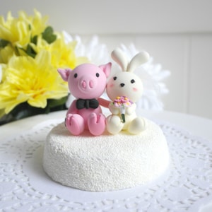 Topper per torta nuziale personalizzato - Coppia di porcellini rosa e coniglietto cremoso