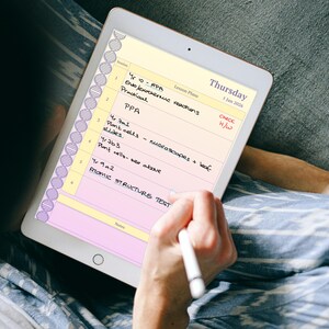 Peut inclure: Une tablette blanche affichant un plan de cours pour le jeudi 1er janvier 2026. L'écran présente des notes manuscrites sur des sujets tels que "Réactions endo/exothermiques" et "Cellules végétales". Une main tenant un stylet blanc écrit sur l'écran.