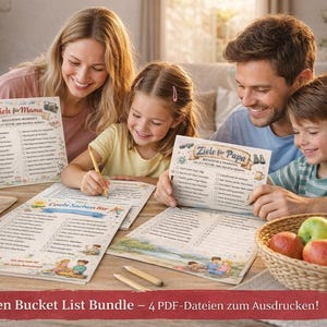 Op de afbeelding: Een gezin zit rond een houten tafel en bekijkt bucketlist-afdrukken. De afdrukken zijn versierd met illustraties en tekst in het Duits. Een mand met appels en een kopje koffie staan ook op tafel.