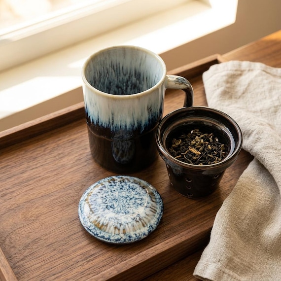Handgefertigte Keramik Teetasse mit Infuser Deckel, einzigartige Ofenglasur Teetasse, Loseblatt Teetasse, Keramiktasse Geschenk, Fledermaus Trang Vietnam