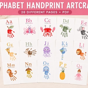 Può includere: Un set di artigianato con impronte di mani dell'alfabeto che include 26 diverse pagine PDF. Ogni pagina mostra una lettera dell'alfabeto abbinata a un'illustrazione in stile acquerello creata con impronte di mani, inclusi animali e oggetti vari.
