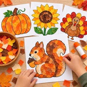 Puede incluir: Un proyecto de manualidades con cuatro hojas de papel blanco con ilustraciones de temática otoñal de una calabaza, un girasol, un pavo y una ardilla, rellenas de pequeños cuadrados de papel de colores. Un cuenco de madera contiene más cuadrados de papel y una barra de pegamento.