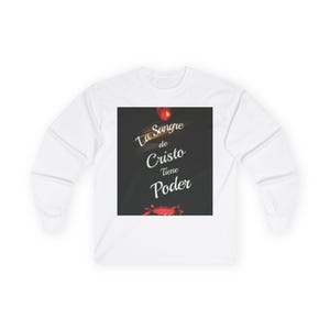 Puede incluir: Camiseta blanca de manga larga con un gráfico cuadrado. El gráfico muestra el texto "La Sangre de Cristo tiene Poder" en escritura blanca sobre un fondo negro, con acentos rojos.
